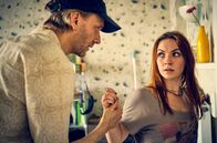 Tatort – Wütend, weil er vermutet, dass sie seine Beweise gegen sie gelöscht hat, ist Piet Sievert (Matthias Lier) in die Wohnung von Marie Polat (Emma Drogunova) eingedrungen und macht ihr Angst.