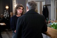 Rote Rosen – Florian (Stefan Plepp, r.) versichert Anke (Anne Brendler, l.), dass zwischen ihm und Katrin nichts läuft.