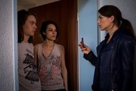 SOKO München – Katharina Hahn (Bianca Hein, r.) stattet Ivo (Béla Gabor Lenz, l.) und Masha Wolf (Laura Maria Heid, M.) einen Besuch ab.