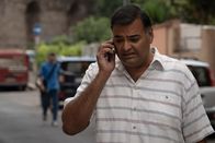 Bangla – Shipon (Rishad Noorani) ist schockiert. Alles war vorbereitet für den Umzug nach London, um in das Restaurant des Verwandten einzusteigen. Dessen kurzfristige Absage stürzt die Familie ins Chaos.