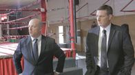 Homicide Hunter - Dem Mörder auf der Spur – Auf der Suche nach dem Mörder der zweifachen Mutter Pamela Edwards: Lt. Joe Kenda (Carl Mariono, r.) und sein Team ... Können sie den herzlosen Täter in einem Boxclub ermitteln?; Auf der Suche nach dem Mörder der zweifachen Mutter Pamela Edwards: Lt. Joe Kenda (Carl Mariono, r.) und sein Team ... Können sie den herzlosen Täter in einem Boxclub ermitteln?