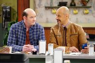 Superior Donuts – Nachdem Fawz (Maz Jobrani, r.) einen hohen Scheck von Tush (David Koechner, l.) in seinem Waschsalon findet, versucht er herauszufinden, was Tush für so viel Geld wirklich machen musste ...