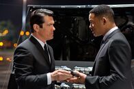 Men in Black 3 – Der junge Agent K (Josh Brolin, l.) hat endlich Vertrauen in Agent J (Will Smith, r.) gefasst, der aus der Zukunft zugereist ist.