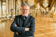 Die Europa-Saga – Sir Christopher Clark im Spiegelsaal von Schloss Versailles. in Verbindung mit der Sendung inkl. SocialMedia bei Nennung ZDF/Alexander HeinSir Christopher Clark im Spiegelsaal von Schloss Versailles. in Verbindung mit der Sendung inkl. SocialMedia bei Nennung ZDF/Alexander Hein