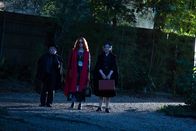 American Horror Story – Eigentlich sind Quentin (Leslie Jordan, l.), Myrtle (Frances Conroy, M.) und Cecily Pembroke (Robin Bartlett, r.) in die Academy gekommen, um Fiona das Handwerk zu legen, doch dann kommt alles ganz anders ...