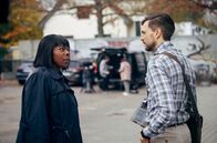 Almania – Konrektorin Aminata Müller (Dela Dabulamanzi) kann es nicht fassen: War Frank Stimpel (Phil Laude) wirklich so leichtsinnig, ein TV-Team in ihre Schule voller Probleme einzuladen?