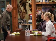 Last Man Standing – v.l.n.r.) Ed Alzate (Hector Elizondo); Kyle Anderson (Christoph Sanders); Mandy Baxter (Molly McCook)