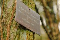 Tod in... – Gedenktafel für das ermordete Ehepaar Peter und Gwenda Dixon.