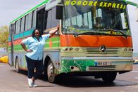 Death in Paradise – Butterfly Brown (Chizzy Akudo) ist die Busfahrerin des Expressbusses nach Honore.