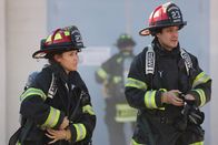 Station 19 – Station 19 Staffel 5 Folge 13 Die Feuerwehrleute werden zu Hilfe gerufen: Jaina Lee Ortiz als Andy Herrara, Carlos Miranda als Theo Ruiz Copyright: SRF/ABC Studios