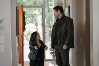 MacGyver – Matty Weber (Meredith Eaton, l.); Ethan Raines (Brendan Hines, r.)