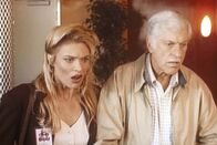 Diagnose: Mord – Mark (Dick Van Dyke, r.) und Georgia (Daphne Ashbrook, l.) sind auf der Spur des Mörders von Georgias Boss.