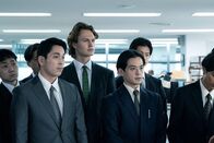 Tokyo Vice – Jake Adelstein (Ansel Elgort, 4.v.r.)