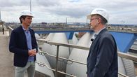 Die Tricks ... – Jo Hiller lässt sich von dem Abwasserexperten Harald Hanßen über die Gefahren von Mikroplastik in Pflegeprodukten aufklären.