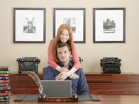 Castle – (2. Staffel) - Nach der Scheidung ihrer Eltern bleibt Alexis (Molly C. Quinn, oben) bei ihrem Vater (Nathan Fillion, unten).