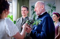 Sturm der Liebe – ARD STURM DER LIEBE FOLGE 4660 Uhr im ERSTEN. Fanny (Johanna Graenl.) und Marlon (Frederik Bott 2.v.l.) sind vor Lale (Yeliz Simsek r.) und Alfons (Sepp Schauer 2.v.r.) bewegt, als ihre Hochzeitszeremonie beginnt.