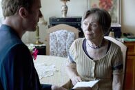 Tatort – SENDER: ARD - SENDETITEL: Tatort: Ätzend - UNTERTITEL: - CAPTION: ARD/rbb TATORT: ÄTZEND Uhr im ERSTEN..Kriminalhauptkommissar Robert Karow (Mark Waschke) fragt Frau Gerlach (Monika Lennartz), die ehemalige Besitzerin der Laube, nach Merizadi..