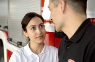 Die Notärztin – Nina (Sabrina Amali, l.) und Markus (Max Hemmersdorfer, r.) beichten sich , dass sie aufgeflogen sind. Sie lädt ihn ein mit auf eine Geburtstagsparty zu kommen.
