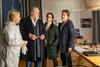 Der Alte – Am Tatort versuchen Hauptkommissar (Richard Voss, 2.v.l.) und sein Team Annabell Lorenz (Stephanie Stumph, 2.v.r) und Tom Kupfer (Ludwig Blochberger, r.) gemeinsam mit der Rechtsmedizinerin Dr. Franziska Sommerfeld (Christina Rainer, l.) den Tathergang zu rekonstruieren.