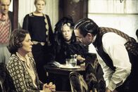 Mord im Orientexpress – Detektiv Hercule Poirot (Albert Finney, r.) befragt die ängstliche Greta Ohlsson (Ingrid Bergman, l.) zu dem mysteriösen Mordfall im Orient-Express.