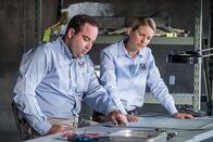 Mayday - Alarm im Cockpit – Ayr, ON - REENACTMENT - Lorenda Ward, gespielt von Marnie Robinson, und ein NTSB-Unfallermittler, gespielt von Dimitri Vantis, studieren den Schaltplan des Federsystems. (Cineflix 2017/Darren Goldstein)