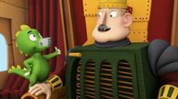 Ritter Rost – Drache Koks ermuntert König Bleifuß, nur stumm den Mund zu bewegen, damit Rösti ihm heimlich seine Stimme leihen kann.