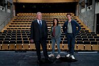 Der Staatsanwalt – Oberstaatsanwalt Bernd Reuther (Rainer Hunold, l.), Hauptkommissarin Julia Schröder (Anika Baumann, M.) und Oberkommissar Alexander Witte (Jannik Mioducki, r.) ermitteln in ihrem aktuellen Fall unter anderem in einem Theater.