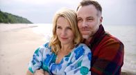 Praxis mit Meerblick – Frisch verlobt: Nora (Tanja Wedhorn, li.) und Max (Bernhard Piesk, re.) genießen einen romantischen Tag am Strand.