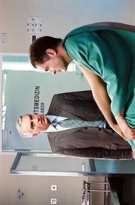 Edel & Starck – Felix (Christoph M. Ohrt, l.) wird von dem toten Horst Windeck (Jockel Tschiersch, r.) angesprochen - und ist überzeugt, dass er diese Halluzination seinem Gehirntumor zu verdanken hat.