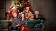 Fast perfekte Weihnachten – Keyvisual - Weihnachten mal anders: Vincent Barand (Franck Dubosc, li.) überredet seine Frau Béatrice (Emmanuelle Devos, re.) zu einem Akt christlicher Nächstenliebe und lädt die beiden Die beiden Freundinnen Monique (Danièle Lebrun, hinten li.) und Jeanne (Danielle Fichaud, hinten re.) ein.