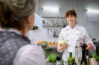 Sturm der Liebe – Tina (Christin Balogh, r.) schickt Hildegard (Antje Hagen, l.) wegen Alfons' Rückkehr, frühzeitig in den Feierabend.