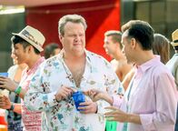 Modern Family – Cameron (Eric Stonestreet, l.), Langham (Fred Armisen)
