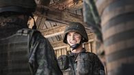 Californian Commando – Bei einer Schießübung bietet sich Van (Kian Lawley) die Möglichkeit, endlich aus der Truppe entlassen zu werden. Es scheint als könnte sein Plan nicht schief gehen, doch der Schein kann trügen.