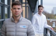 In aller Freundschaft – Kris Haas (Jascha Rust, li.) steht unter dem Verdacht, die Geldbörse einer jungen Patientin geklaut zu haben. Gegenüber Cosmo Wolff (Max Bär, re), der gerade als Minijobber in der Sachsenklinik arbeitet, äußert Kris, wen er tatsächlich dafür verantwortlich hält.