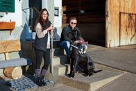 SRF bi de Lüt: Echte Tierhelden – Jan Fitze auf dem Tiergandenhof in Kaisten (AG) mit Stefanie Sutter, die den Hof zusammen mit ihrer Schwester führt.