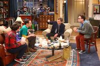 The Big Bang Theory – Nach und nach finden Howard (Simon Helberg, l.), Sheldon (Jim Parsons, M.), Leonard (Johnny Galecki, r.) und Raj (Kunal Nayyar, 2.v.l.) Gefallen an Dr. Lorvis (Billy Bob Thornton, 2.v.r.) ...