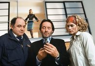 Donna Leon – Commissario Brunetti (Uwe Kockisch, Mitte) und sein Assistent Sergente Vianello (Karl Fischer) haben einige Fragen an die Archäologin Brett Lynch (Gesine Cukrowski, re.). Deren Freundin Flavia Petrelli (Leslie Malton, hinten) ist argwöhnisch, denn sie hat vor der Polizei etwas zu verbergen.