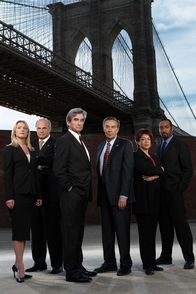 Law & Order – (v.li.:) Die Staatsanwälte Serena Southerlyn (Elisabeth Röhm), Arthur Branch (Fred Dalton Thompson) und Jack McCoy (Sam Waterston), Det. Lennie Briscoe (Jerry Orbach), Lieutenant Anita Van Buren (S. Epatha Merkerson), Det. Edward Green (Jesse L. Martin).