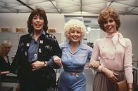 Warum eigentlich ... bringen wir den Chef nicht um? – Warum eigentlich bringen wir den Chef nicht um? Das denken sich die drei Büroangestellten Violet Newstead (Lily Tomlin, l.), Doralee Rhodes (Dolly Parton, M.) und Judy Bernly (Jane Fonda, r.) täglich ...; Warum eigentlich bringen wir den Chef nicht um? Das denken sich die drei Büroangestellten Violet Newstead (Lily Tomlin, l.), Doralee Rhodes (Dolly Parton, M.) und Judy Bernly (Jane Fonda, r.) täglich ...