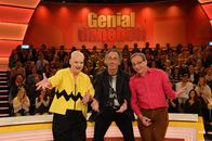 Genial daneben – Comedy-Queen Hella von Sinnen (l.) errät zusammen mit Comedian Wigald Boning (r.) in "Genial daneben" ganz besondere Fragen der Zuschauer - gestellt von Hugo Egon Balder (M.) ...