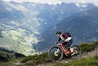 Bergwelten – Profi-Bikerin Celine Blochberger ist zwischen den Alpendörfer Serfaus, Fiss und Ladis unterwegs - ein Tor in die faszinierende Bergwelt der Samnaungruppe.