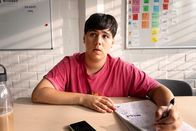 neoriginal: Like a Loser – Ernst Hakke (Diyar Ilhan) sitzt wie angewurzelt am Tisch – der überraschende Anblick von Anna bringt seine Welt plötzlich durcheinander.
