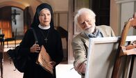Um Himmels Willen – Der Maler Levi Rosenberg (Klaus A. Müller-Oi, r.), der als Kind mit seinen Eltern vor den Nationalsozialisten fliehen musste, kehrt nach Kaltenthal zurück, um in der alten Heimat nach Spuren seiner Vergangenheit zu suchen. Schwester Hanna (Janina Hartwig, l.) bietet ihm ihre Hilfe an.