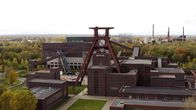 Deutschland in ... – Der Doppelblock-Förderturm der Essener Zeche Zollverein wurde zum Wahrzeichen der Steinkohleförderung im Ruhrgebiet.
