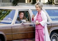Young Sheldon – (v.li.) Zoe Perry (Mary Cooper), Annie Potts (Constance 'Meemaw' Tucker).