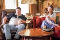 Young Sheldon – George Cooper sen. (Lance Barber, l.); Mary Cooper (Zoe Perry, r.)
