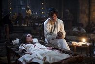 Der Medicus – Rob (Tom Payne) rettet seiner großen Liebe Rebecca (Emma Rigby) das Leben.