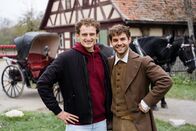 Checker Julian – Julian (links) am Set von "Der starke Hans" mit dem Schauspieler Lucas Reiber