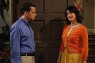 Two and a Half Men – Alan (Jon Cryer, l.) hat zwar ein schlechtes Gewissen, weil er seine Familie um so viel Geld betrogen hat, aber da er schon alles ausgegeben hat, kann er nichts zurückzahlen. Als Charlies Stalkerin Rose (Melanie Lynskey, r.) ihm auf die Schliche kommt, hat er Angst, dass sie alles ausplaudert ...
