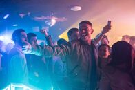 Make Me Famous – Billy (Tom Brittney) genießt seinen neu gewonnenen Ruhm durch seine Teilnahme an einer Reality-Serie. Dies wird sich jedoch bald ändern.